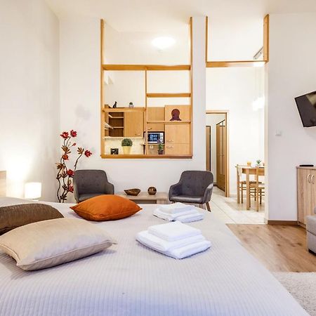 דירות בודפשט Downtown Charm With Balcony And Garden View מראה חיצוני תמונה