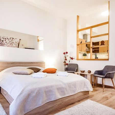 דירות בודפשט Downtown Charm With Balcony And Garden View מראה חיצוני תמונה