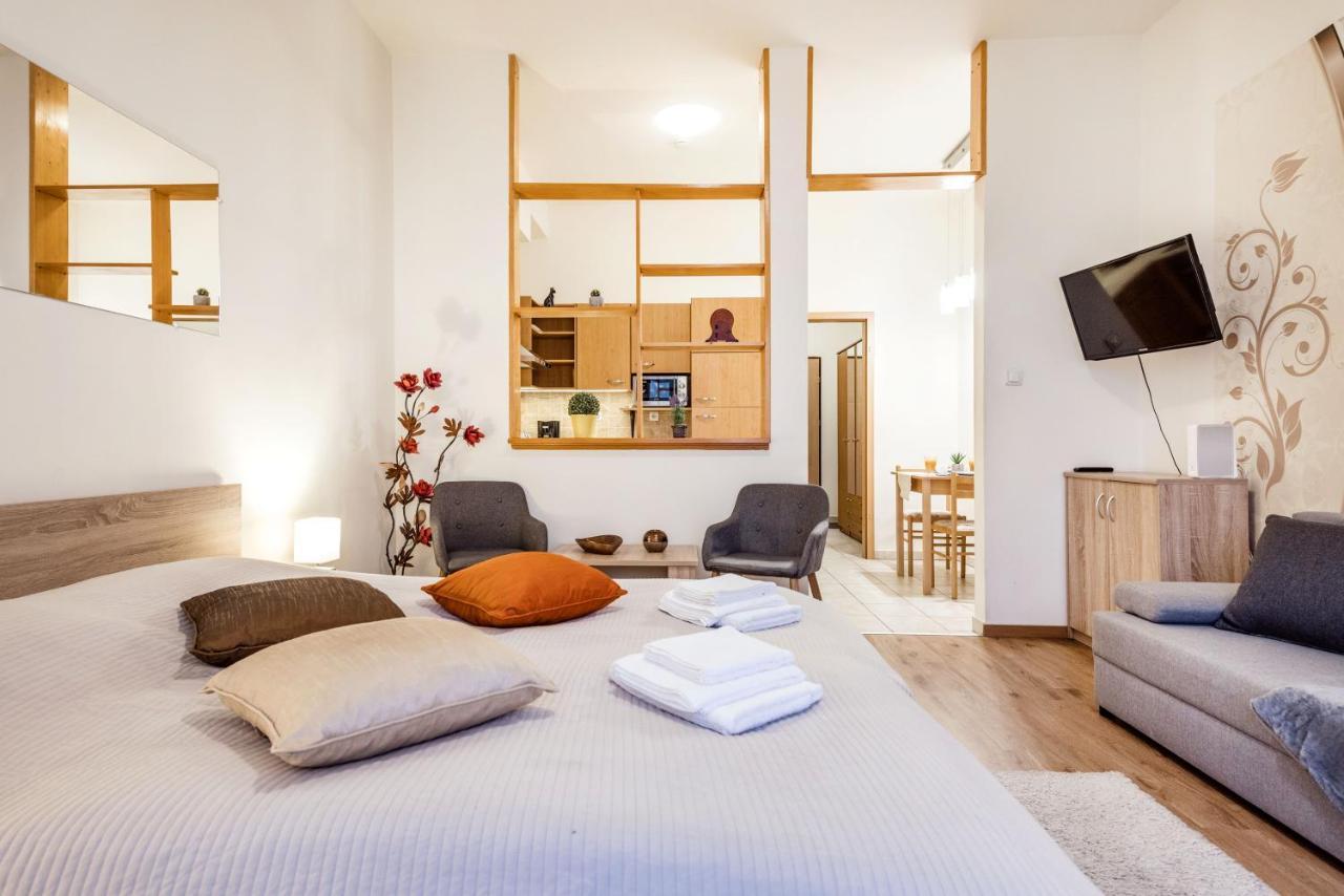 דירות בודפשט Downtown Charm With Balcony And Garden View מראה חיצוני תמונה