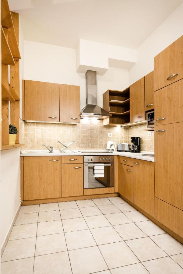 דירות בודפשט Downtown Charm With Balcony And Garden View מראה חיצוני תמונה