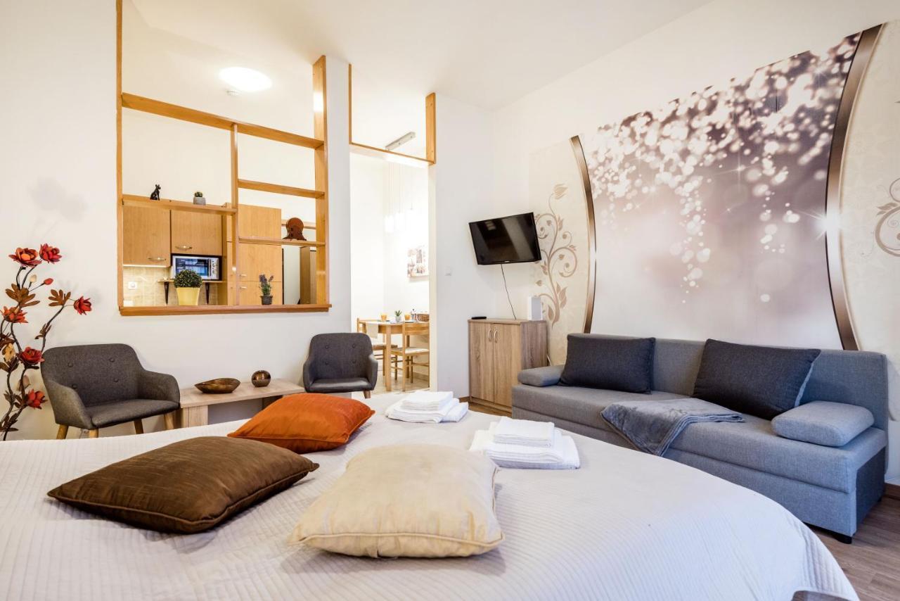 דירות בודפשט Downtown Charm With Balcony And Garden View מראה חיצוני תמונה