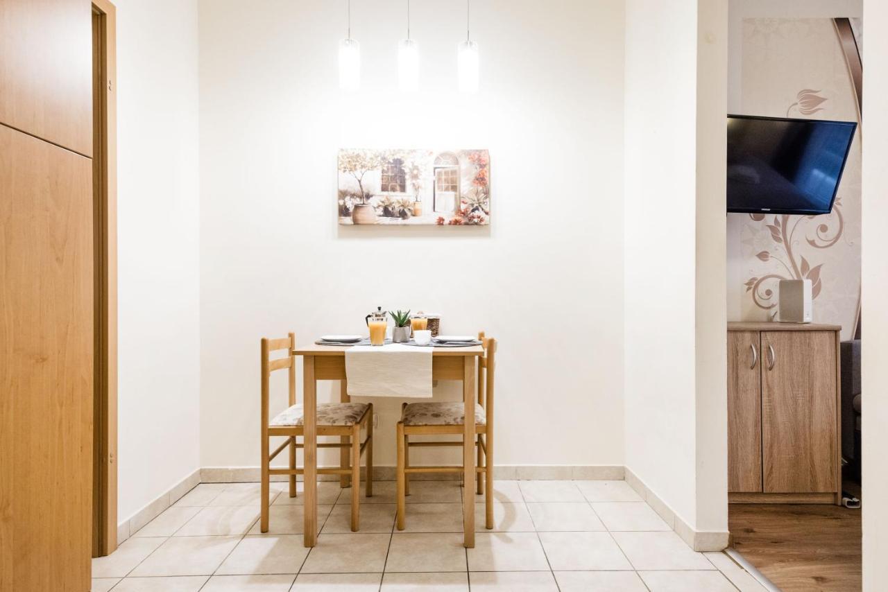 דירות בודפשט Downtown Charm With Balcony And Garden View מראה חיצוני תמונה