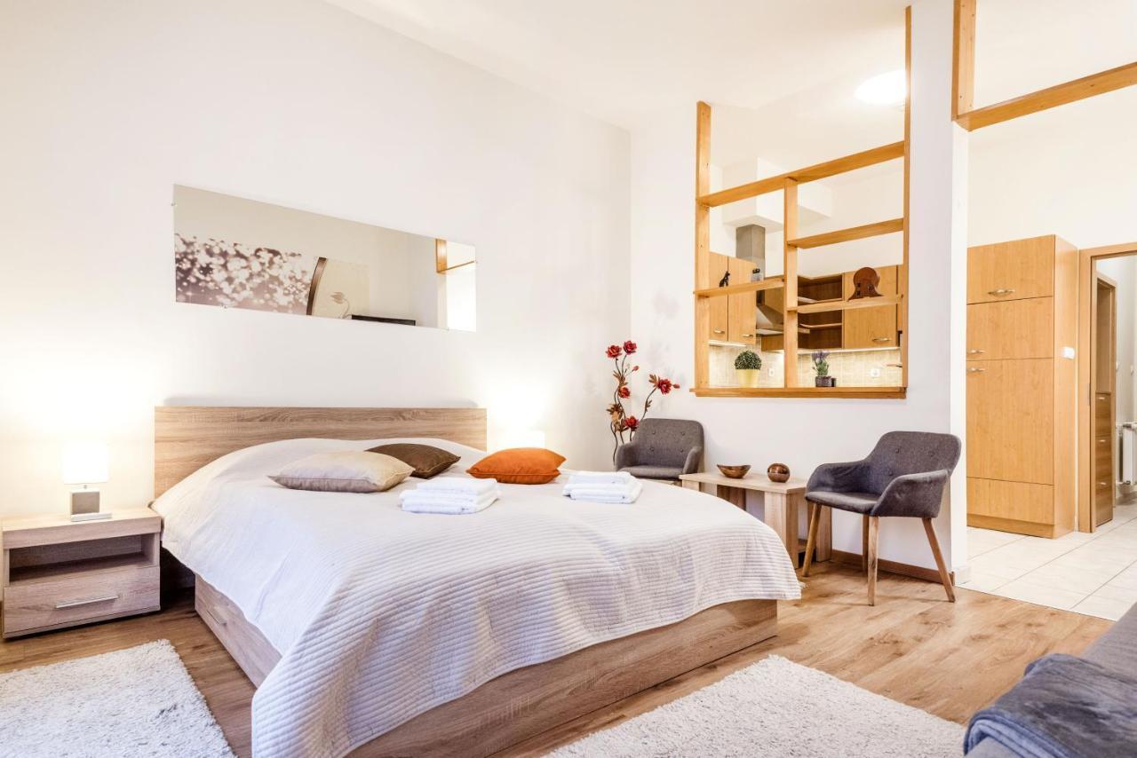 דירות בודפשט Downtown Charm With Balcony And Garden View מראה חיצוני תמונה