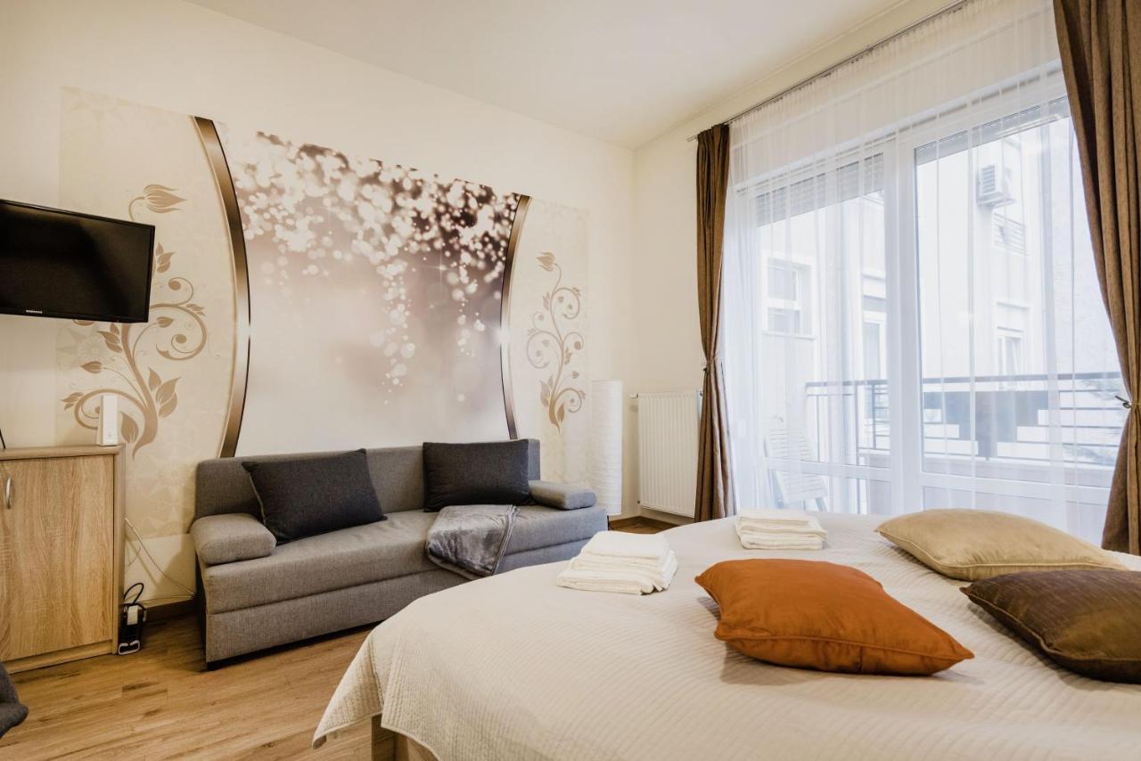דירות בודפשט Downtown Charm With Balcony And Garden View מראה חיצוני תמונה