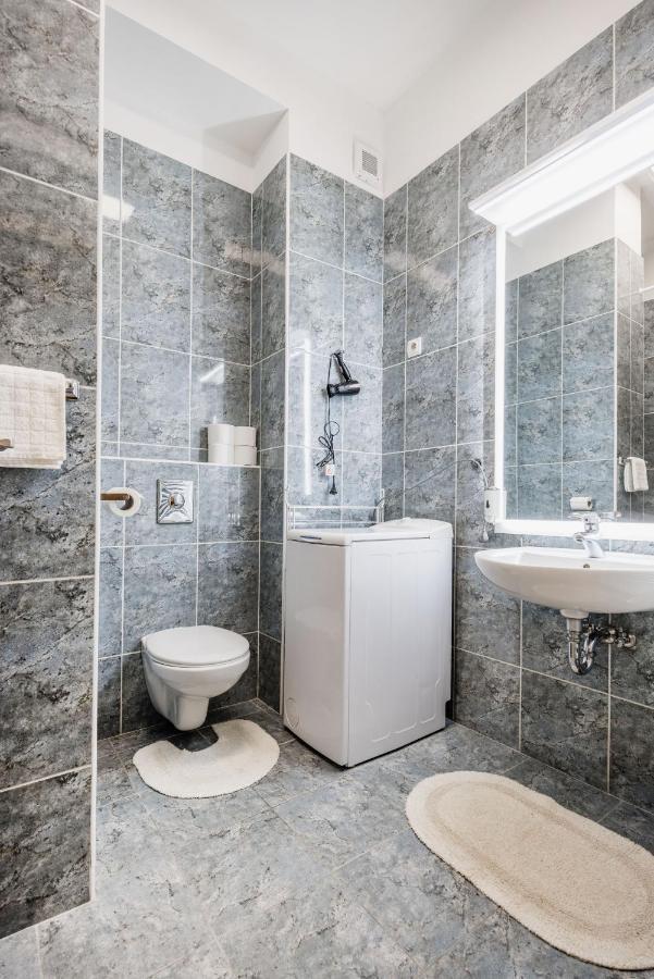 דירות בודפשט Downtown Charm With Balcony And Garden View מראה חיצוני תמונה